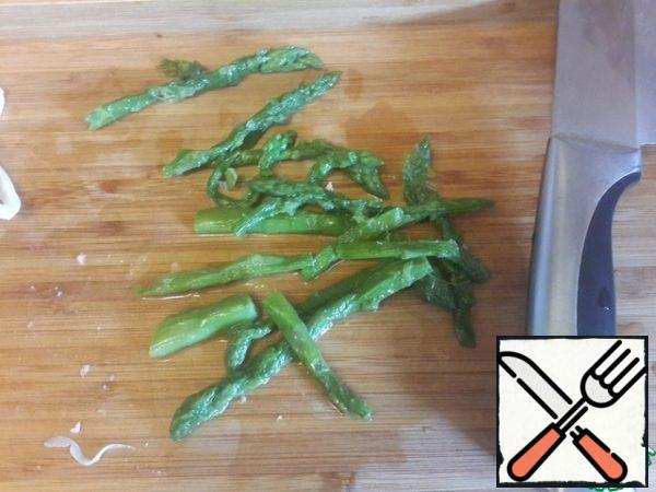 Asparagus (fresh) boil in boiling salted water for 1 minute, immediately pour cold water (to preserve the color). Dry and cut into piecesIn the absence of fresh asparagus, you can use frozen-it does not need to be boiled - just defrost in the air and use in a salad.