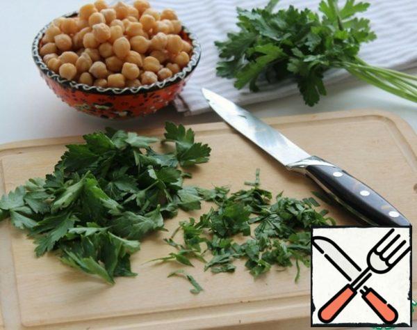 Wash the parsley, shake off the water, pinch off the leaves and chop coarsely.