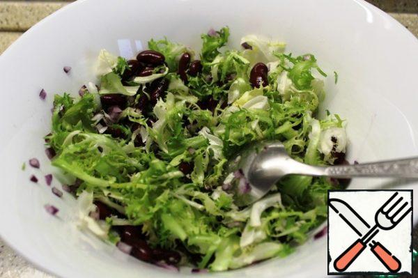 In a bowl, mix the beans, lettuce leaves, onion and crushed garlic.