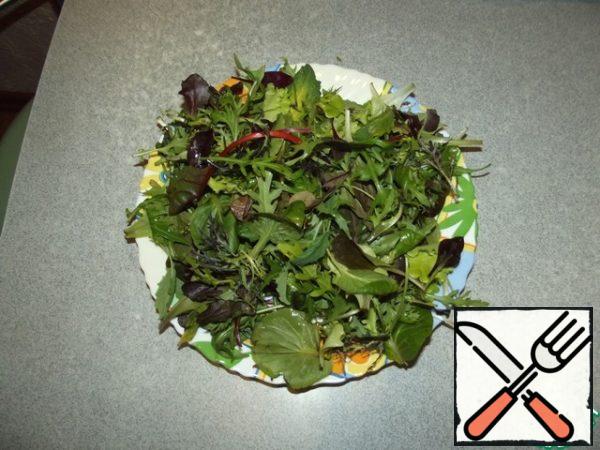 Wash the lettuce leaves, dry them, and put them on a platter. Add the strips of bacon, mix.