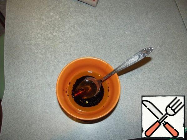 Making dressing. Vinegar, honey, salt, pepper, olive oil are combined, thoroughly mixed until a homogeneous consistency.
We fill the salad just before serving. Sprinkle with grated parmesan on top.