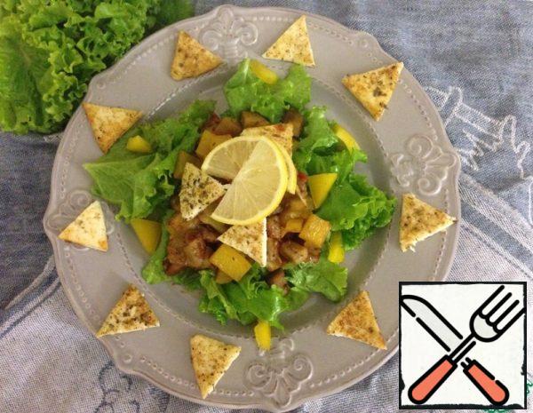 1. Cut the cheese into slices and fry in a dry pan until golden brown, sprinkle with a mixture of spices directly during frying on both sides.
2. Cut the vegetables into large cubes and fry in a dry pan until tender.
