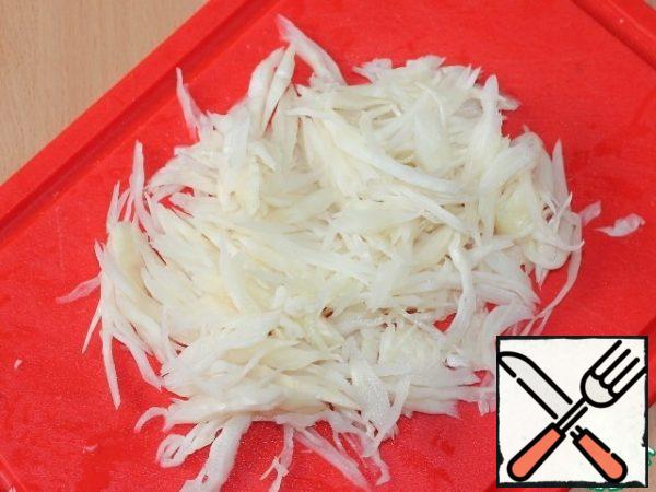We wash the cabbage, dry it with a paper towel and cut it into thin shavings. Put the cabbage in a bowl and sprinkle with a pinch of salt, rub the cabbage (with your hands) until the juice is released.
