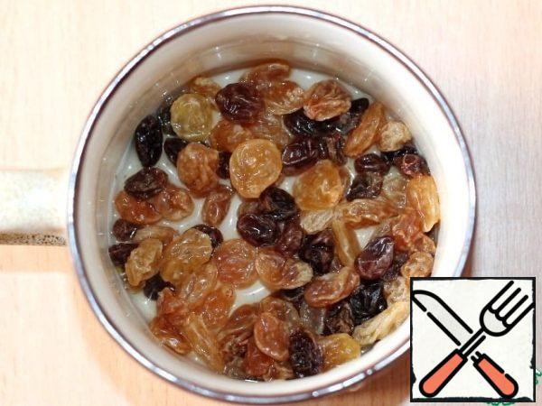 Pour boiling water over the raisins. After 5 minutes, drain the water, cool the raisins.