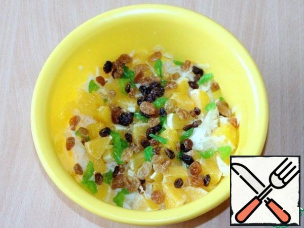 Mix all the chopped ingredients in a bowl. A little zest is left to decorate the salad.