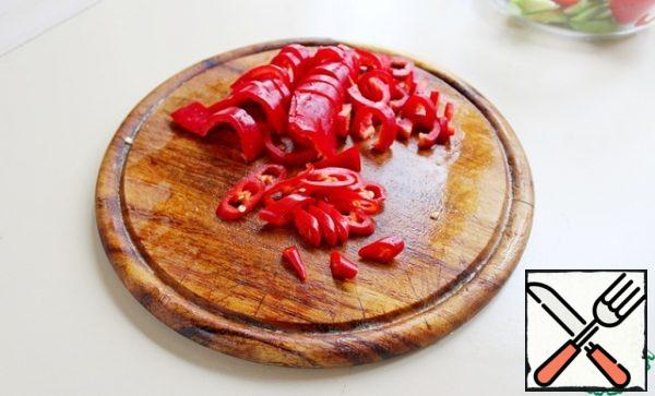 Cut the sweet pepper and chili pepper into thin rings.