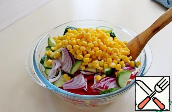 Put all the vegetables in a salad bowl, add the canned corn.
