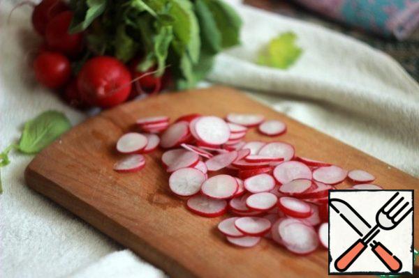 Cut the radish into thin slices.
