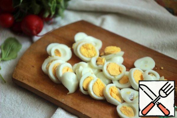 Cut the eggs into thin slices.