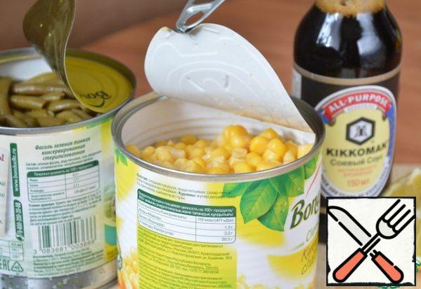 Drain the liquid from the corn.
Strain the brine from the beans into a bowl.