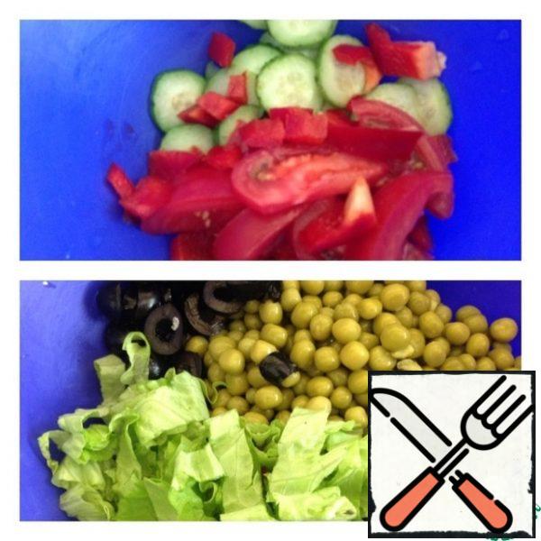 Cut the cucumber into rings, the tomato into plates, and the pepper into small cubes. Add the peas, cut the olives into rings, and chop the salad.