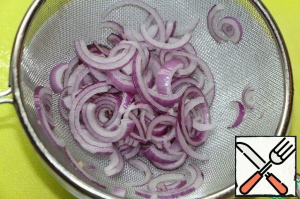 If the onion is large, then cut into half rings. Small rings. Cherry tomatoes in halves. Onions, if too angry, scald with boiling water or marinate in a mixture of water-vinegar 1:1 and a pinch of sugar for 20 minutes.