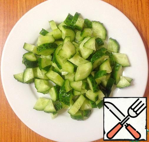 Wash the cucumber, cut into quarter rings.