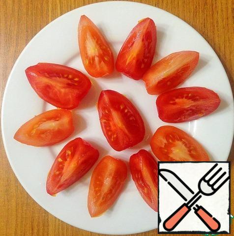Cut the tomatoes into slices and put them on a plate with the salad, so that they do not crumple.