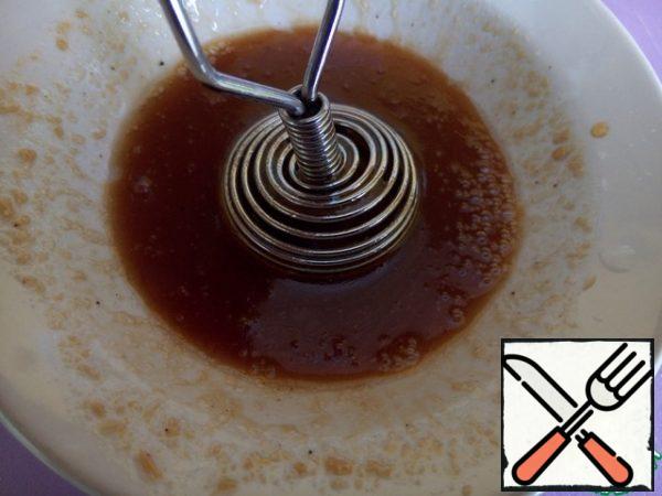 Prepare the dressing by mixing sesame and olive oil, soy sauce, rice vinegar and maple syrup.