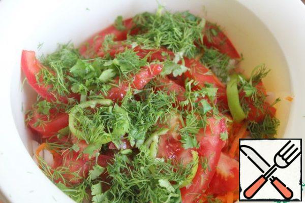 For dressing, mix vegetable oil, narsharab, vinegar, salt, pepper, honey or sugar. Be sure to taste it and adjust it to your taste.
Put the garlic, pour the dressing into the vegetables, mix.
We fall asleep with herbs and put them in the refrigerator for the night.
In refueling, the main role is played by Narsharab!