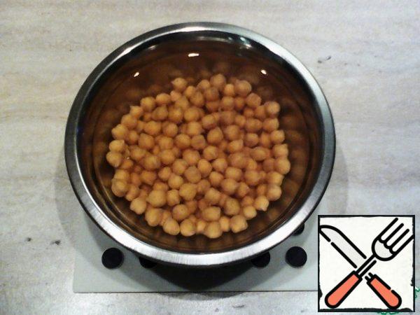 Fill the chickpeas with water at room temperature and leave to swell overnight. This is how it will look after the specified time.
