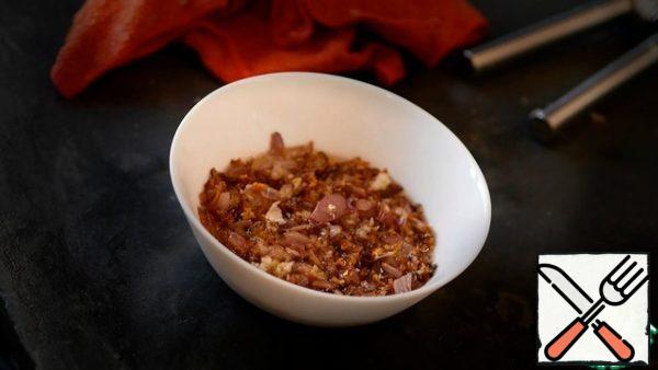 When the onion and garlic are browned, add sesame oil to the pan and let it warm up a little, then throw everything from the pan into a small bowl or mug. Renegades who put only oil with the smell of garlic and onion in the salad, respectively, drain the oil. We throw the crushed spices. Then we add vinegar to this bowl - two tablespoons per pack of asparagus, you can then add more to taste: we make salad dressing and not marinade. This includes sugar, black pepper, glutamate, salt, soy sauce-the mixture should be sweet and salty and extremely rich.