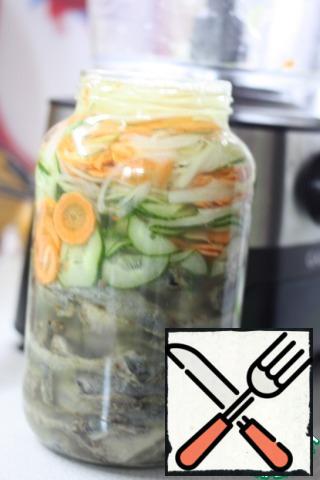 Put the fried lampreys in a jar, put the vegetables on top.
For the marinade, combine all the ingredients, bring to a boil and pour the lampreys with the vegetables.
To close.
Cool and put in the refrigerator