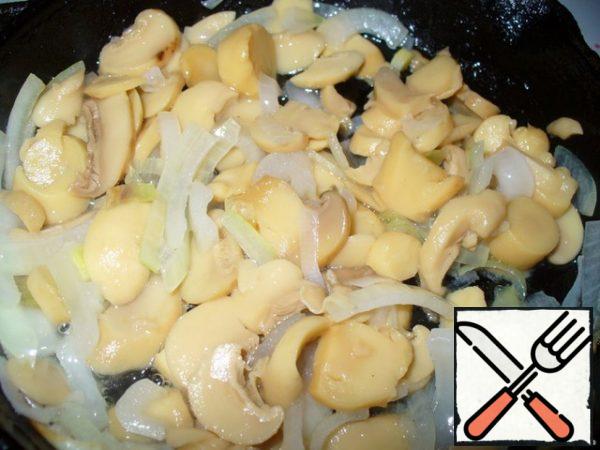 Cut the onion into quarters of rings. Fry together with the mushrooms in a small amount of vegetable oil.