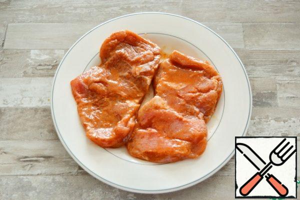 Rub the turkey thigh steaks with salt, paprika and cayenne pepper, drizzle with lemon juice and leave for 10 minutes.
