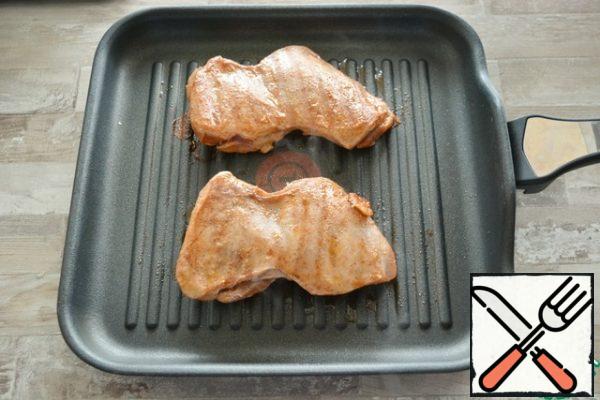 If you have a special pan for grilling on coals-cook on it. If not, then on the grill pan.
Heat the grill properly, quickly fry the steaks on both sides, 2-3 minutes on each side.