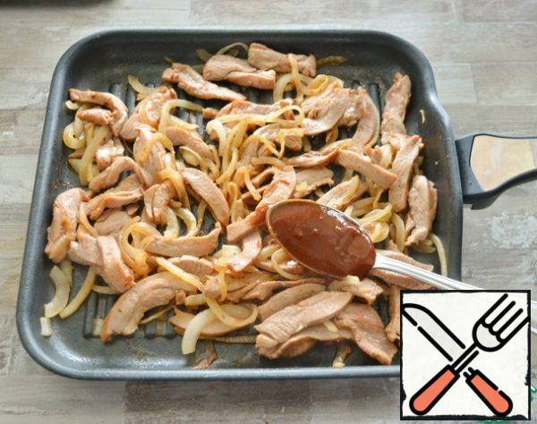 Return the turkey to the grill to the onion, add the barbecue sauce and cook all together for another 5 minutes.