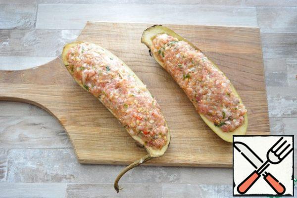 Fill the eggplant boats with this minced meat, brush them with vegetable oil on all sides.