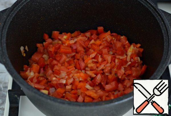 Cut the tomatoes like peppers, add to the pan, mix the vegetables and simmer them under the lid for 7-10 minutes. Reduce the heat to moderate.