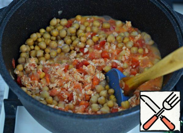 Pre-boiled (or canned) chickpeas pour into a saucepan with vegetables and minced meat.
