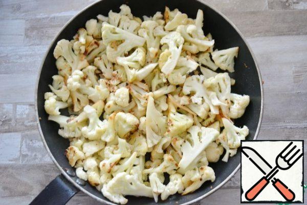 In a frying pan, heat the vegetable oil and butter. Fry the cabbage on the fire a little more than medium (I have it 6 out of 9 divisions) without closing the lid. Stir occasionally, as if frying potatoes. The cabbage should start to brown.
The frying time is about 15-20 minutes. Watch the fire, turn it down if necessary. The cabbage should be evenly browned. The degree of readiness is determined according to your taste (like it softer or more crispy).