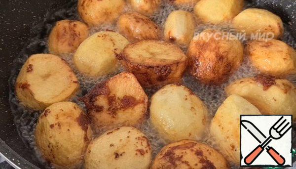 Remove the shin while in pan. Fry the potatoes in the same oil. Also until golden brown on high heat. Put it in a cauldron.