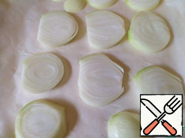 On a baking sheet, make a pillow of thickly sliced onion rings. Put the chicken on this pillow.

Bake at 200 degrees.

After 20 minutes, reduce the temperature to 150 degrees and bake until tender, only about 30-40 minutes.

After the chicken is cooked, take it out, cover it and leave it for 10-15 minutes.