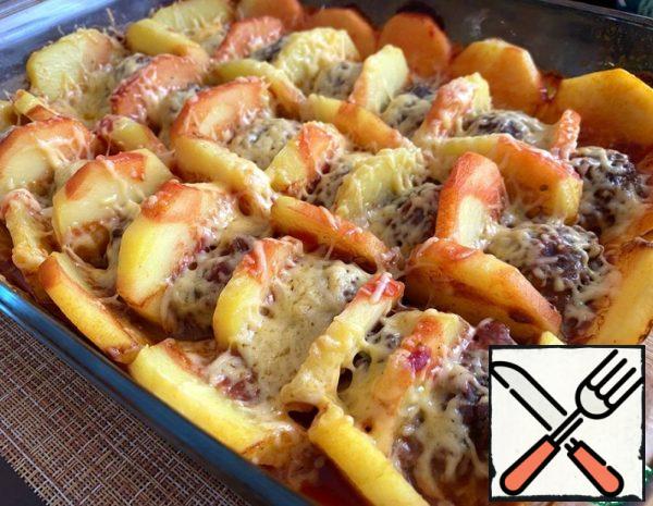 In the minced meat, add one egg, salt and pepper. If desired, you can add one finely chopped onion. Mix everything thoroughly.
Cut the potatoes into slices of about 1 cm.
✔️ From the minced meat, you need to make small balls. And, alternately, we put the meat balls and potatoes in the form. If the shape is square – we lay it out in rows, if it is round, we lay it out in a circle.
Mix the tomato paste with a small amount of water, add salt. Pour the potatoes and meat balls with tomato sauce.
Cover with foil and put in a preheated 200 degree oven for 40 minutes. 