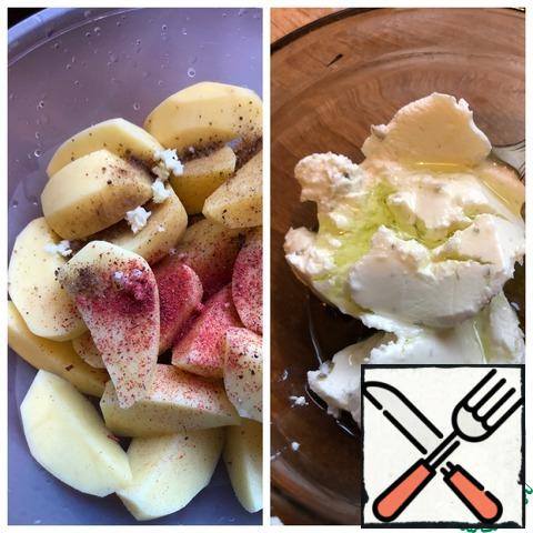 Peel the potatoes and cut them into slices. Add the garlic passed through the press, salt, pepper, paprika to the potatoes. In a bowl, mix the cottage cheese and olive oil.