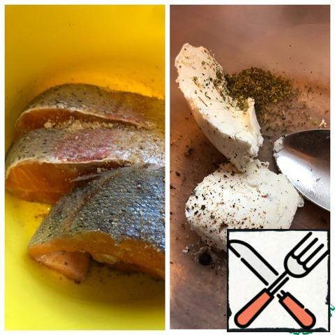 Add Adyghe or basil salt to the trout steaks. In a bowl for marinating, put cottage cheese, juniper berries, ground pepper and dried celery.