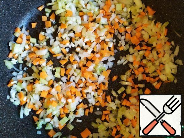 Heat the oil. Fry the onion, garlic, carrot, celery for 8 minutes. Add salt and pepper.A couple of minutes before the end, add the chili.