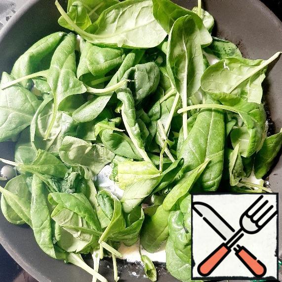 Pour the cream into the garlic and add the washed spinach.