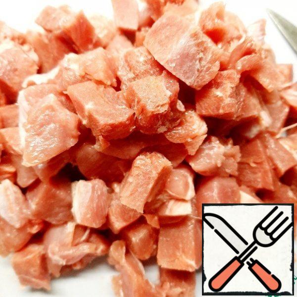 Cut the meat into small cubes. It is more convenient to do this with slightly frozen meat. Add to the onion and fry. Sprinkle with paprika.