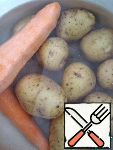 We lower the carrots and potatoes in cold salted water and put them to cook. After boiling, cook for about 5 minutes.
