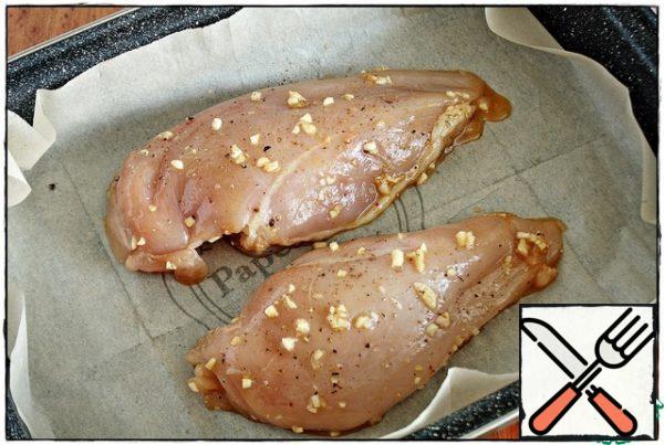 The baking dish is covered with parchment paper, we spread the fillets with cuts down and send them to the preheated oven for 15-18 minutes on the middle shelf, then switch to the "grill" mode and keep it for a couple of minutes until a golden crust with a light tan appears. Here you should already be guided by your oven-in order for the breast to be juicy, but fully fried, in the thickest place of the fillet, the temperature should be about 72-73 degrees. You can check the degree of readiness by making an incision with a knife, but still it is better to control the temperature with a kitchen thermometer... If you have not yet purchased, I strongly advise you to buy, a useful thing, I have three of them and one of them is laser..