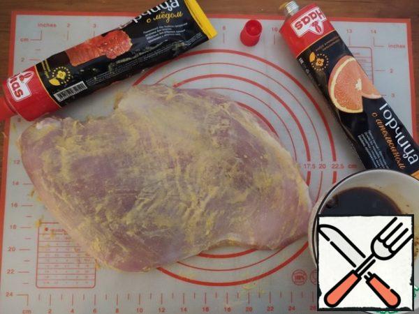 Marinate the turkey fillet. To do this, lubricate it with mustard, salt. Honey is combined with soy sauce. Put the fillets in the marinade and leave for a couple of hours, or even overnight.