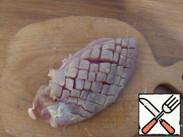 The marinated fillet must be fried in a hot frying pan. Before roasting, make small cuts on the fillet.
