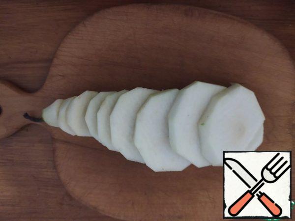 Prepare a glazed pear in white wine. Peel the pear and cut it into small circles.