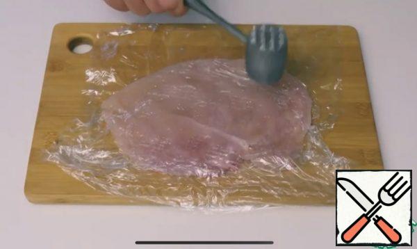 Beat the chicken fillet about 1 cm wide.