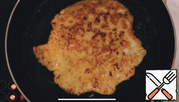 We send the chicken fillet to a well-heated frying pan, fry on both sides for 3-4 minutes. Enjoy your meal.