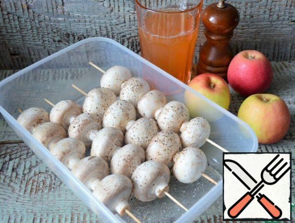 String on wooden skewers, very long legs can be cut, salt, pepper. Place in a flat container