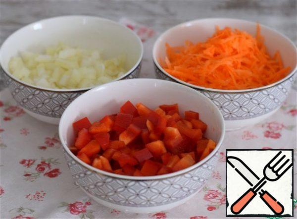 Grate the carrots on a coarse grater.
Cut the onion into a small cube.
Cut the sweet pepper into a slightly larger cube.
The weight of already peeled vegetables is given.