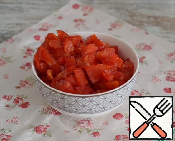 Tomatoes can be grated on a coarse grater or finely chopped.
I use frozen (since summer) tomatoes, without defrosting beforehand.