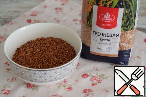 Heat the buckwheat groats in a dry pan for about three minutes.